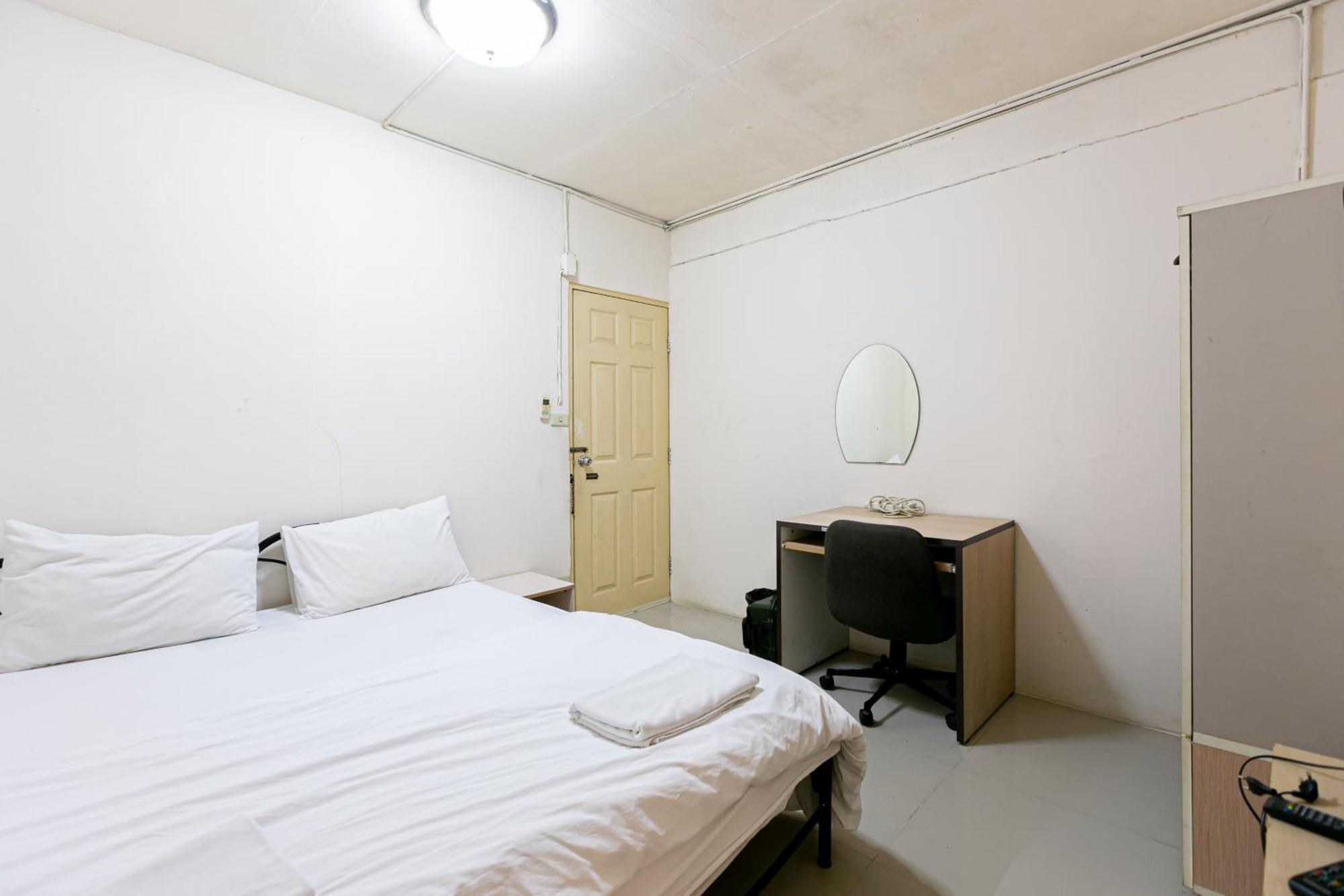 Freesia Saladaeng Silom Apartments กรุงเทพมหานคร ภายนอก รูปภาพ